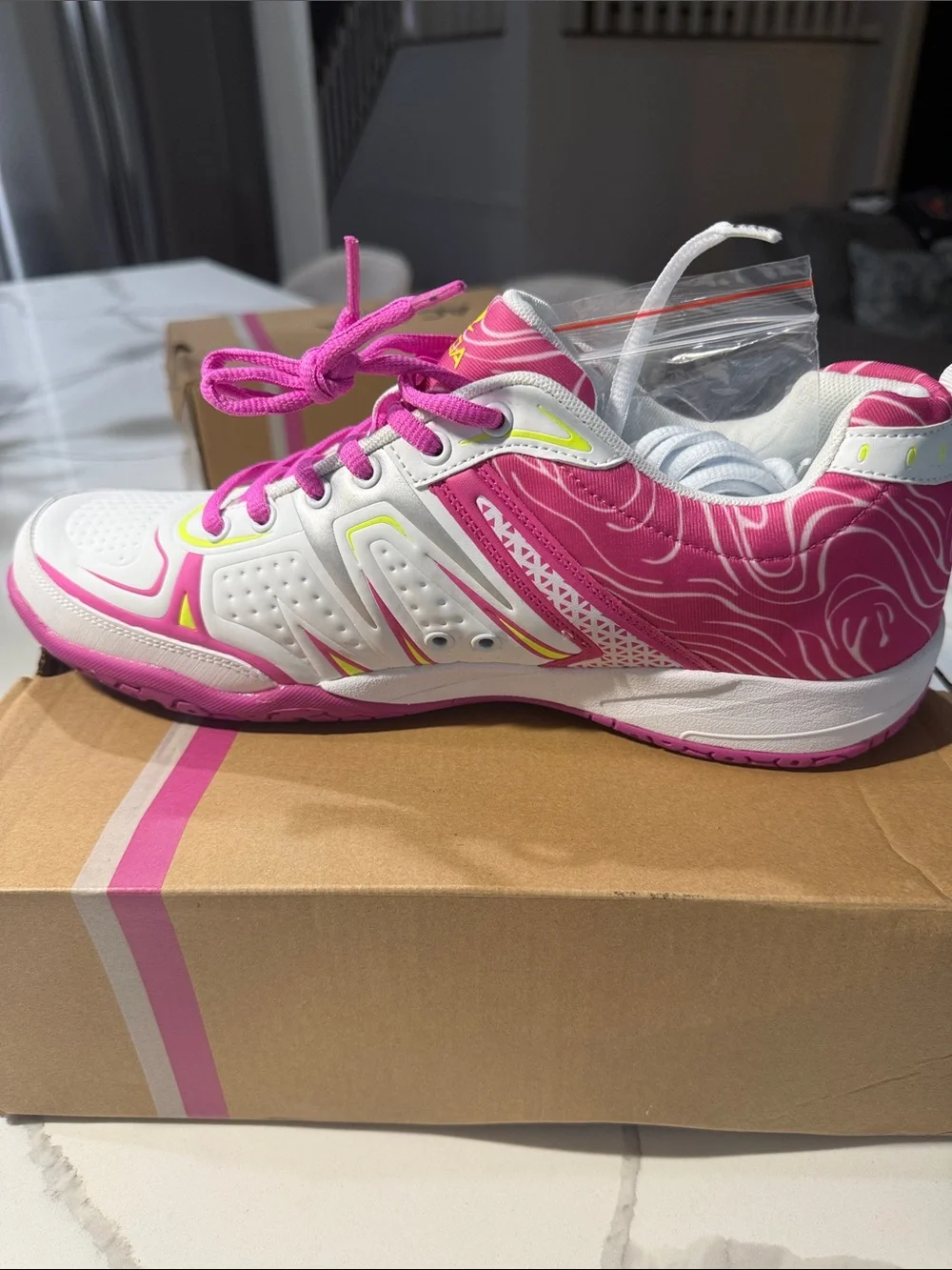 acacia Dinkshot Women's Low-Top Athletic Sneakers in White & Pink size 12